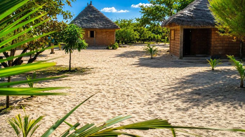 Cases en banco et toits de chaume, île d'Efrane Casamance