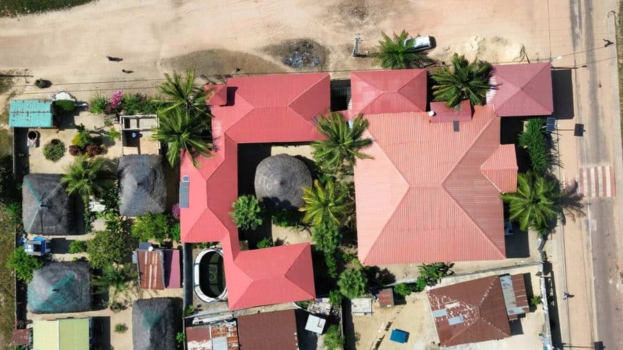 Vue aérienne Casa Star, toits rouges et piscine, Elinkine