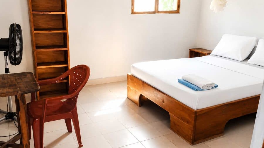Case de la Casa Star : lit en bois, chaise et rangements, Elinkine