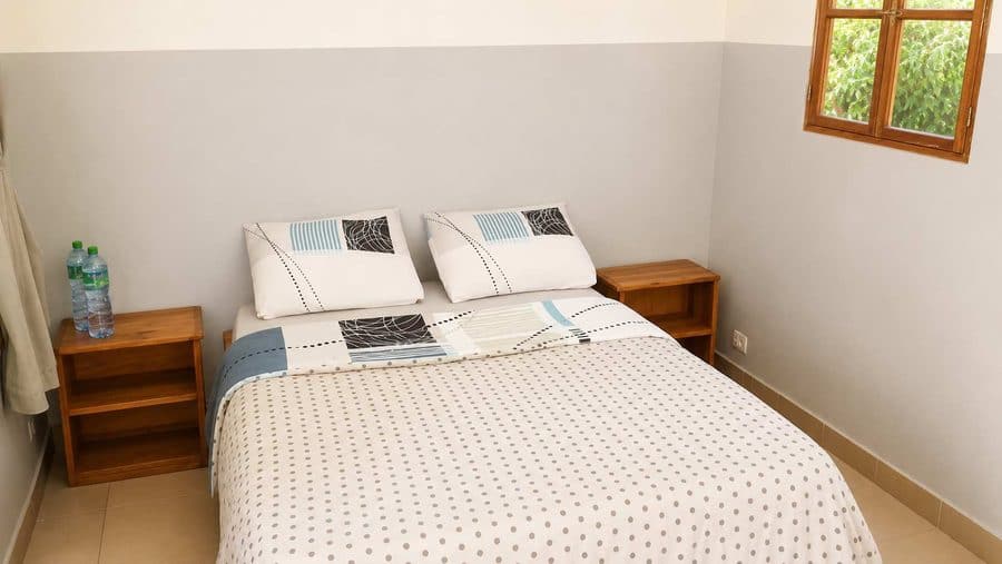 Lit double avec couvre-lit à motifs dans une case de la Casa Star