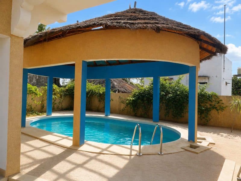 Piscine sous paillote dans le jardin de la Casa Star, Elinkine